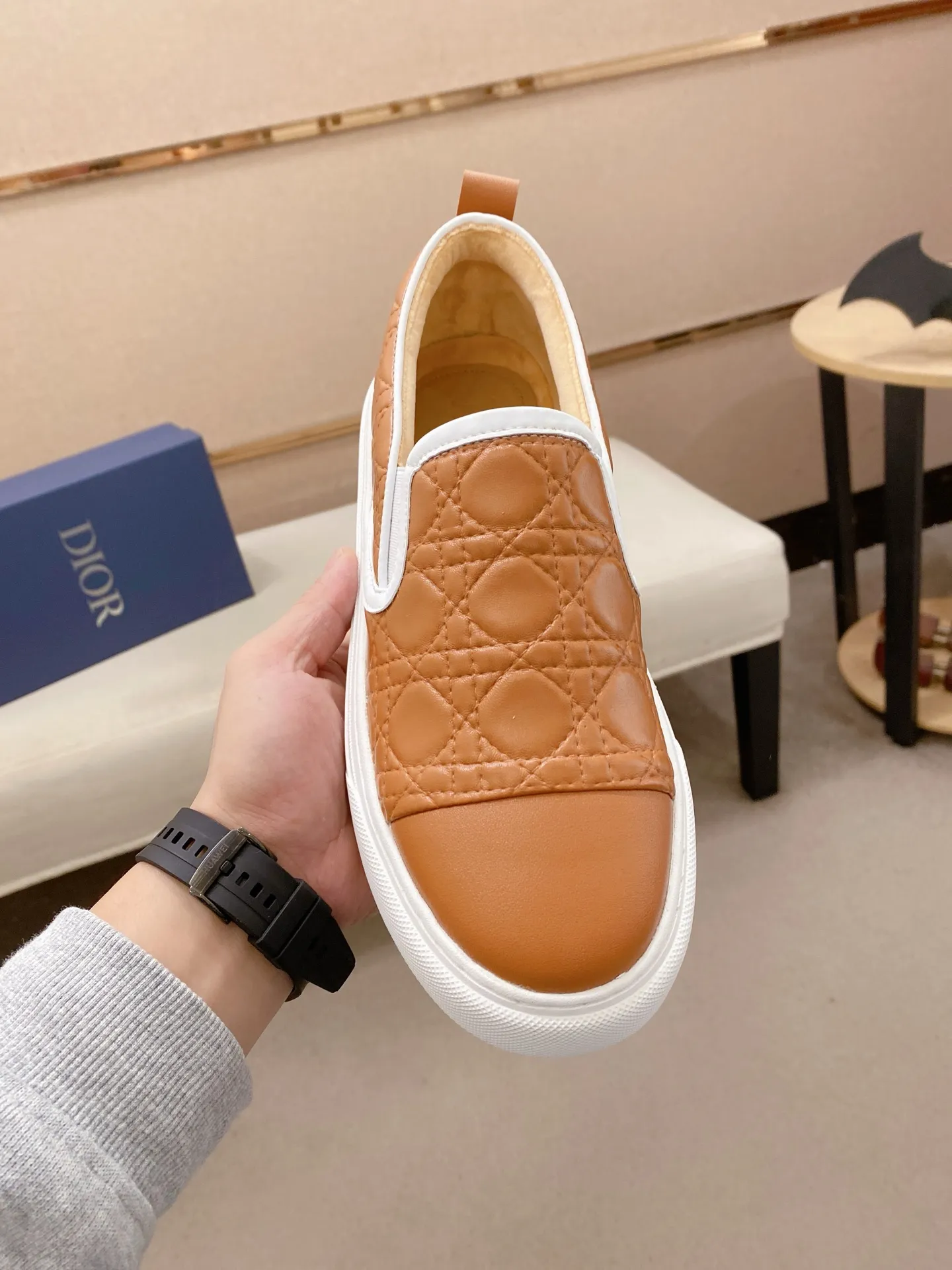 Factory price: 380💰 (leather lining * velvet lining optional) [Dior·Dio*] new casual sports style men's shoes, brand new design, perfect workmanship, slip-on lazy style to create cabinet quality, upper: imported first-layer cowhide, sheepskin lining is soft and comfortable, ultra-light rubber wear-resistant outsole, simple, versatile men's shoes, size: 39-44. Can be customized.45.46.47